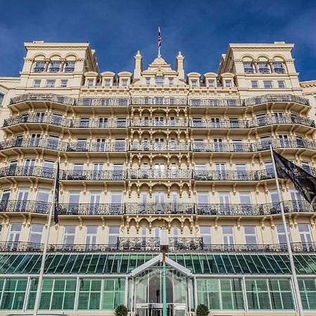 The Grand Brighton Hotell Exteriör bild The photo shows a grand, multi-story building with a distinctive architectural style. The facade features a pale yellow color, ornate decorative elements, and numerous balconies adorned with intricate railings. There are large windows allowing ample 