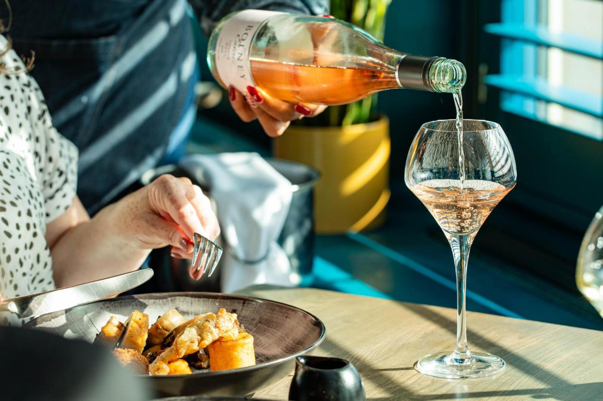 The Grand Brighton Hotell Exteriör bild A wine server pouring wine